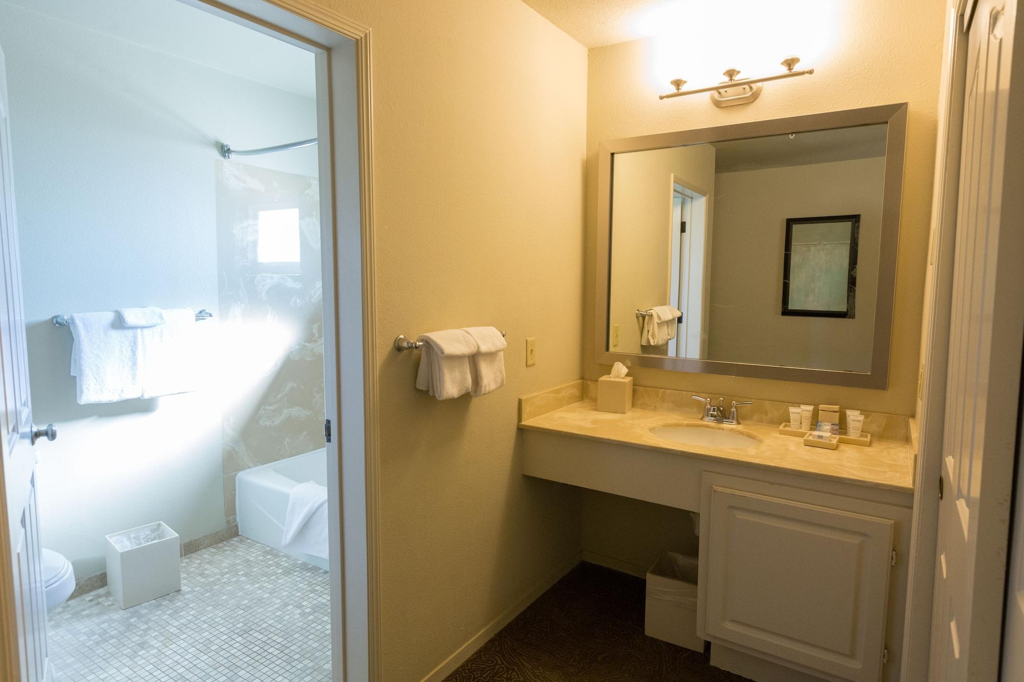 Cambria Landing Inn And Suites Exterior foto