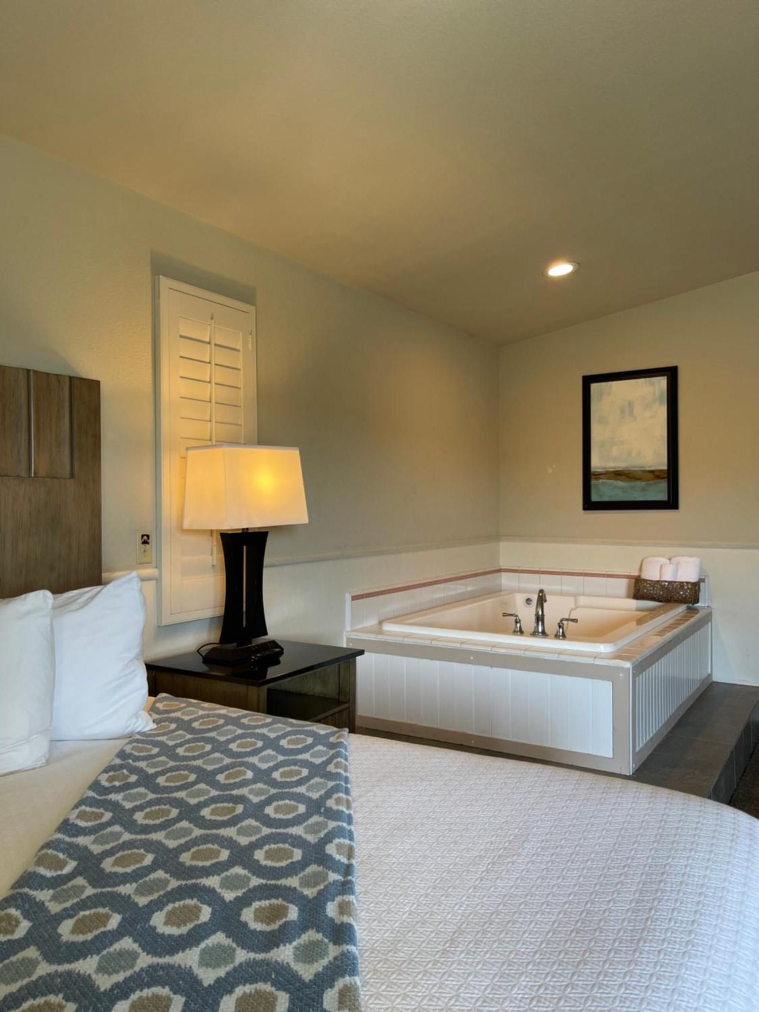 Cambria Landing Inn And Suites Exterior foto