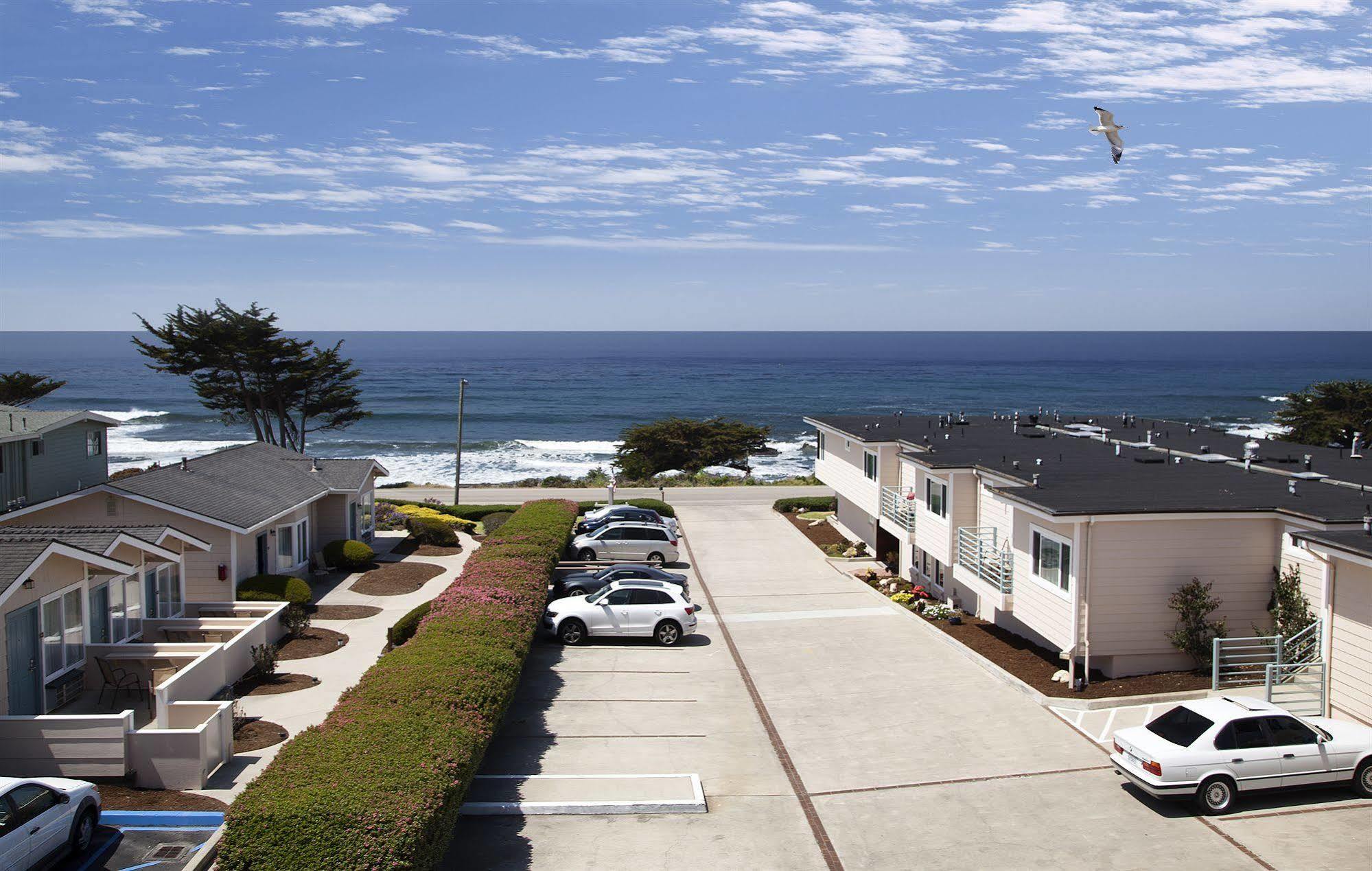 Cambria Landing Inn And Suites Exterior foto